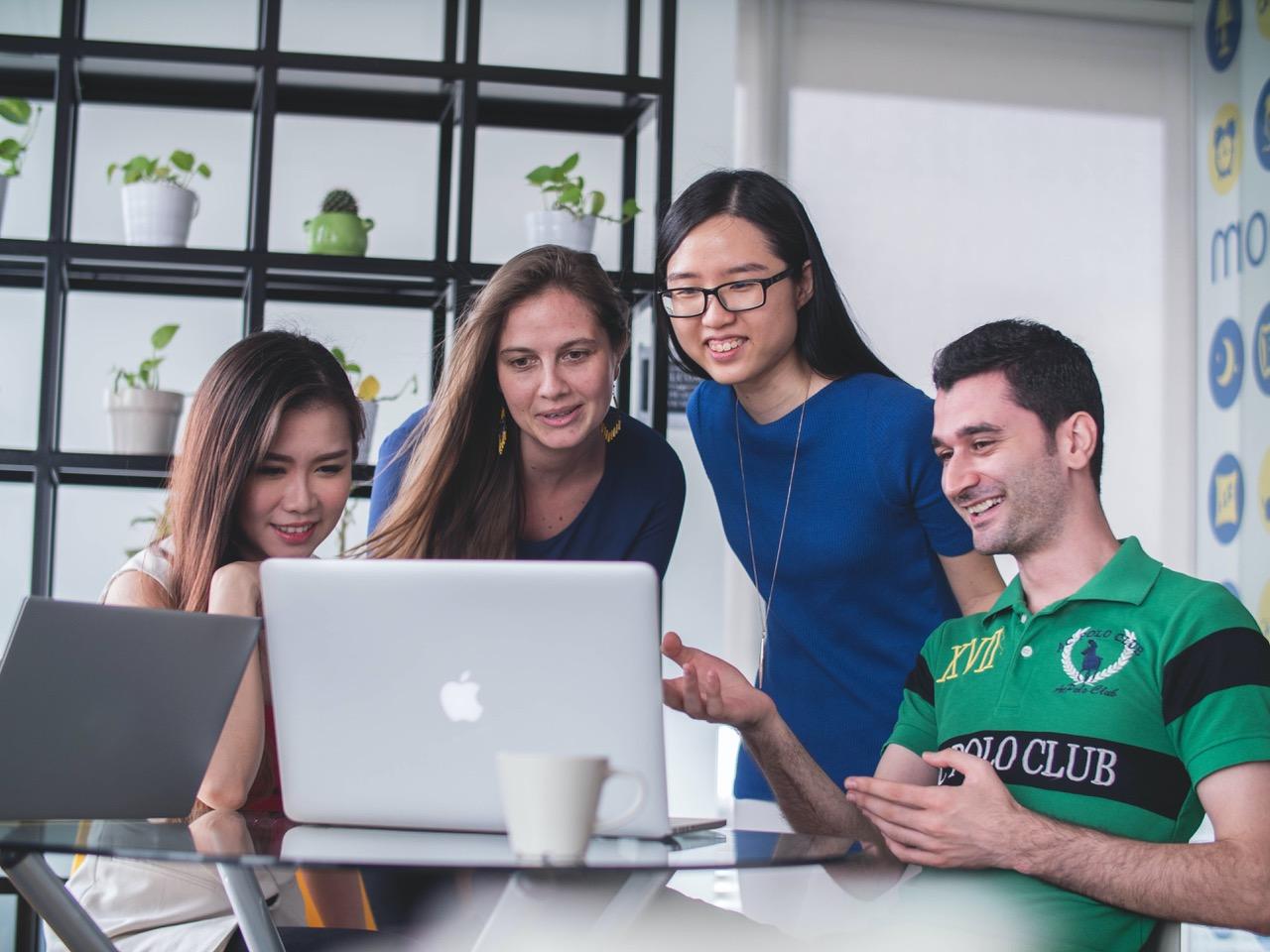 4 Schüler vor Notebook